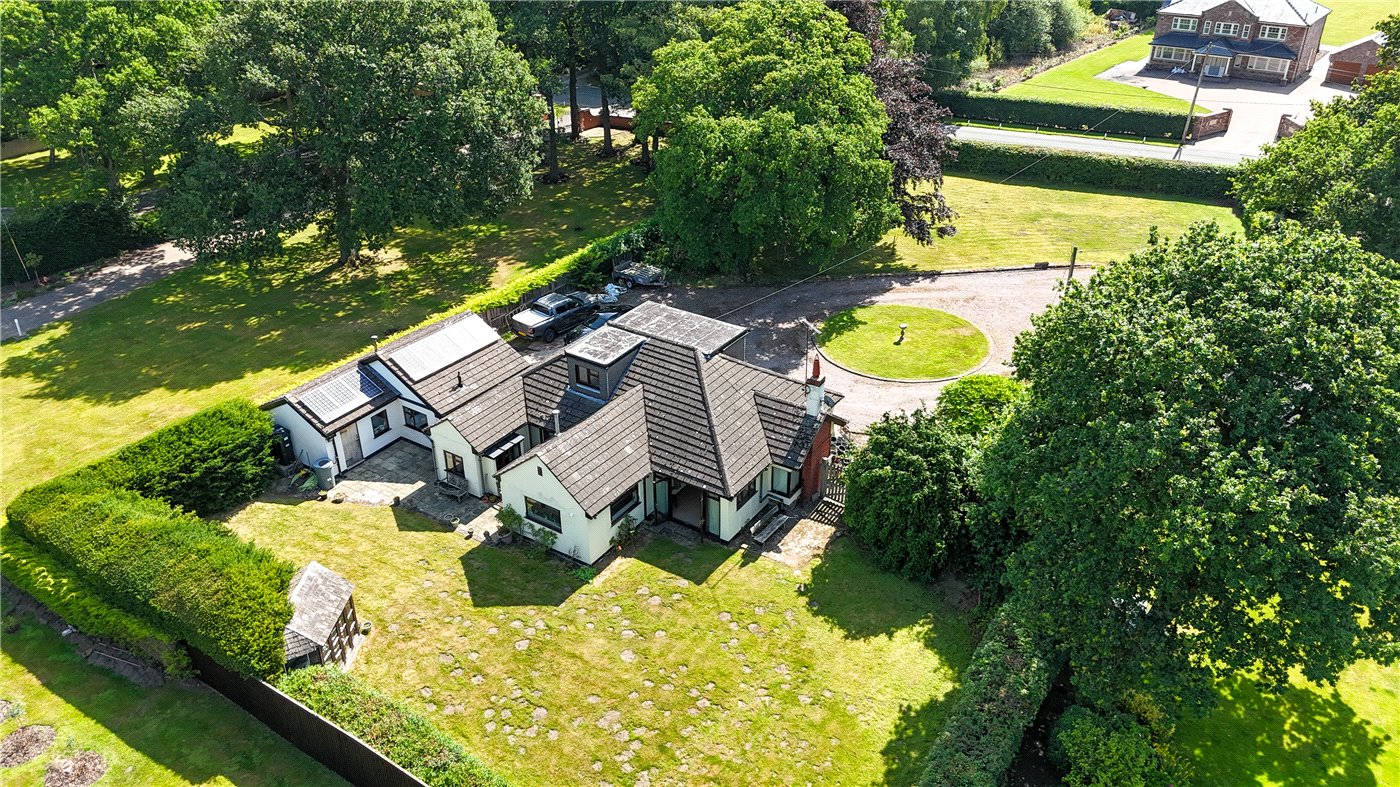 5 bedroom bungalow for sale | £600,000 | Green Heys Dunstan Lane ...